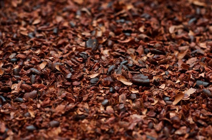 Crushed, roasted cocoa beans with husk